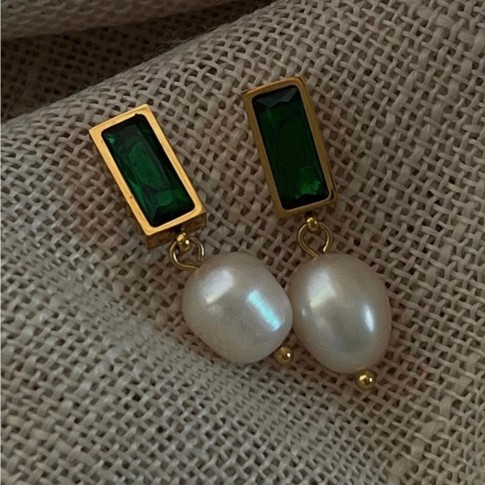 Emerald pearl earrings!